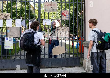 28 maggio 2024, Cracovia, Malopolskie, Polonia: Gli studenti dell'Università di Jagiellonia chiacchierano con i passanti in una strada Grodzka, simbolo della città, mentre tengono il loro sciopero occupazionale nel cortile del Collegium Broscianum per una settimana a sostegno della Palestina. Gli studenti hanno organizzato uno sciopero pacifico contro l'attacco israeliano alla Palestina. Gli studenti polacchi hanno protestato contro quello che chiamano genocidio, in quanto più di 35 mila palestinesi sono stati uccisi in questo conflitto di 7 mesi. Israele ha attaccato la Striscia di Gaza dopo che Hamas si è infiltrato e ha ucciso più di 11 centinaia di persone in Israele il 7 ottobre 2023. (Immagine di credito: © Dominika Z Foto Stock