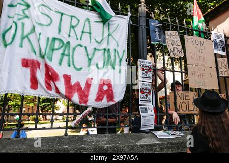 28 maggio 2024, Cracovia, Malopolskie, Polonia: Gli studenti dell'Università di Jagiellonia chiacchierano con i passanti in una strada Grodzka, simbolo della città, mentre tengono il loro sciopero occupazionale nel cortile del Collegium Broscianum per una settimana a sostegno della Palestina. Gli studenti hanno organizzato uno sciopero pacifico contro l'attacco israeliano alla Palestina. Gli studenti polacchi hanno protestato contro quello che chiamano genocidio, in quanto più di 35 mila palestinesi sono stati uccisi in questo conflitto di 7 mesi. Israele ha attaccato la Striscia di Gaza dopo che Hamas si è infiltrato e ha ucciso più di 11 centinaia di persone in Israele il 7 ottobre 2023. (Immagine di credito: © Dominika Z Foto Stock