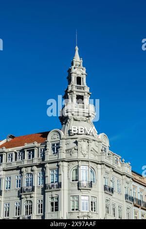 Porto, Portogallo - 23 novembre 2023: Facciata e logo della BBVA o Banco Bilbao Vizcaya Argentaria in viale Dos Aliados a Porto o Porto, Portuga Foto Stock