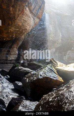 L'interessante formazione rocciosa Devils Punchbowl è un'area naturale statale vicino a Newport e Otter Rock, Oregon, Stati Uniti. Foto Stock