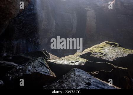 L'interessante formazione rocciosa Devils Punchbowl è un'area naturale statale vicino a Newport e Otter Rock, Oregon, Stati Uniti. Foto Stock