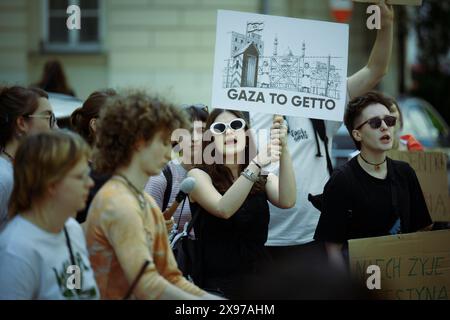 Varsavia, Polonia. 28 maggio 2024. Uno studente detiene una bandiera palestinese durante una manifestazione a Varsavia, in Polonia, il 28 maggio 2024. Diverse dozzine di studenti hanno dimostrato di fronte all'edificio principale dell'Università di Varsavia prima dei negoziati con i dirigenti con la richiesta di porre fine ai legami con i partner israeliani. (Foto di Jaap Arriens/Sipa USA) credito: SIPA USA/Alamy Live News Foto Stock