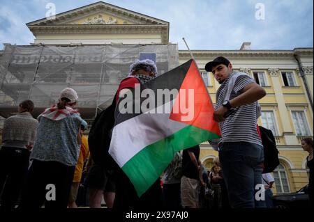 Varsavia, Polonia. 28 maggio 2024. Uno studente detiene una bandiera palestinese durante una manifestazione a Varsavia, in Polonia, il 28 maggio 2024. Diverse dozzine di studenti hanno dimostrato di fronte all'edificio principale dell'Università di Varsavia prima dei negoziati con i dirigenti con la richiesta di porre fine ai legami con i partner israeliani. (Foto di Jaap Arriens/Sipa USA) credito: SIPA USA/Alamy Live News Foto Stock