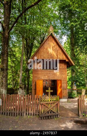 Cappella in legno sul fiume Rospuda, distretto del lago di Augustow, Polonia Foto Stock