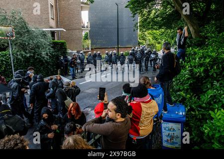 Bruxelles, Belgio. 29 maggio 2024. Manifestanti ritratti durante un'azione di fronte all'ambasciata di Israele in Belgio, a Bruxelles, mercoledì 29 maggio 2024. Israele continua la sua guerra a Gaza, bombardando città. Circa 34,000 palestinesi sono stati uccisi negli attacchi, a seguito dell'ondata di Hamas del 7 ottobre 2023, uccidendo 1200 persone e prendendo oltre 200 ostaggi. BELGA FOTO HATIM KAGHAT credito: Belga News Agency/Alamy Live News Foto Stock