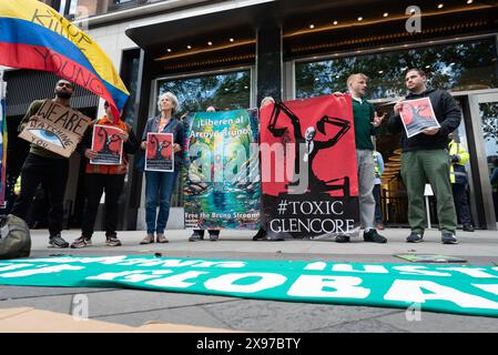 Londra, Regno Unito. 29 maggio 2024. Gli attivisti di War on Want, London Mining Network e altri gruppi protestano al di fuori del quartier generale londinese del gigante minerario multinazionale Glencore, mentre la società tiene il suo AGM in Svizzera. Mettendo in evidenza l'impatto ambientale e umano delle sue operazioni minerarie in tutto il mondo, i manifestanti hanno anche notato il ruolo principale di Glencore nel fornire carbone a Israele, chiedendo un embargo energetico sulla sua guerra a Gaza. Crediti: Ron Fassbender/Alamy Live News Foto Stock