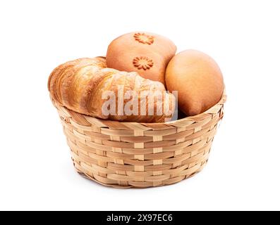 Assortimento di panini cotti in cestello di vimini isolato su sfondo bianco Foto Stock