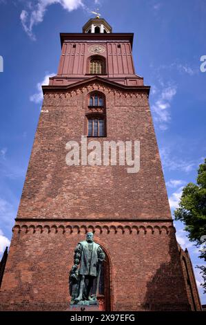 Monumento all'elettore Gioacchino II di fronte alla chiesa di San Nicola, alla chiesa di Nikolai, alla torre della chiesa, al quartiere Spandau, Berlino, Germania Foto Stock