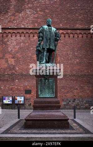 Monumento all'elettore Gioacchino II di fronte alla chiesa di San Nicola, alla chiesa di Nikolai, alla torre della chiesa, al quartiere Spandau, Berlino, Germania Foto Stock