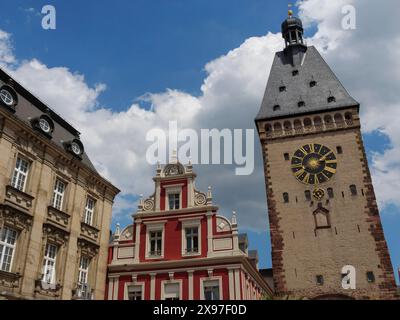 Una torre dell'orologio e un edificio decorato sotto un cielo nuvoloso, torre con orologio a torre davanti a case storiche, Speyer, Germania Foto Stock