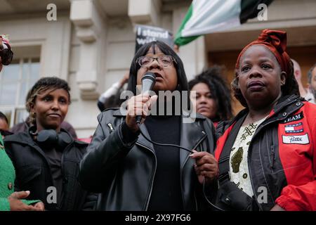 Londra / Regno Unito. 29 maggio 2024. Diane Abbott tiene un discorso ai residenti locali di Hackney, dicendo che vuole essere la loro candidata laburista. Aubrey Fagon/ Alamy Live News Foto Stock