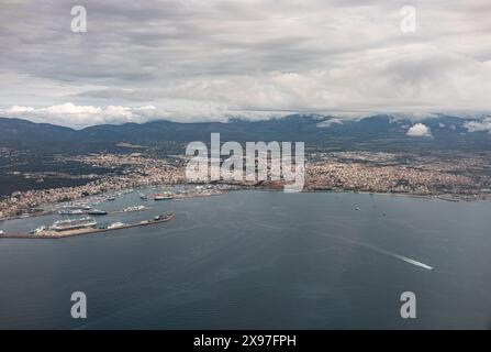 Palma, Spagna. 30 aprile 2024. Vista aerea della città di Palma di Maiorca con il suo porto (l). Crediti: Frank Rumpenhorst/dpa/Alamy Live News Foto Stock