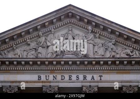 Lettere e rilievo nel timpano sopra il portale principale del Bundesrat, Berlino, Germania Foto Stock