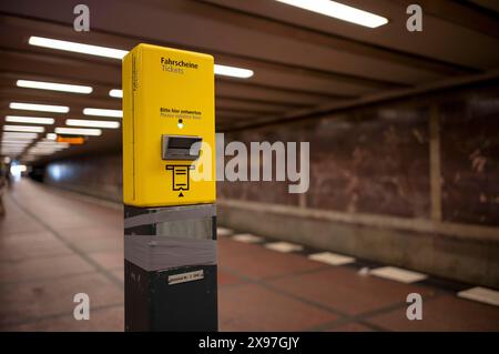 Validatore di biglietti, macchina per la convalida dei biglietti, biglietti, fermata, piattaforma, stazione Wittenbergplatz, Berlino, Germania Foto Stock