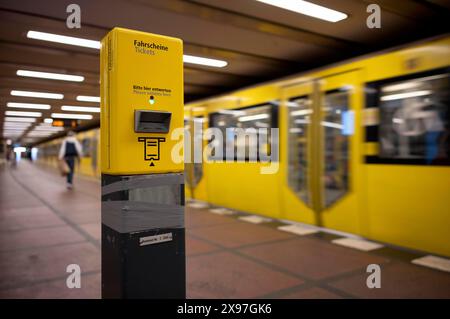 Validatore biglietti, macchina di convalida biglietti, biglietti, linea metropolitana U2 in arrivo, effetto movimento, fermata, piattaforma, stazione Wittenbergplatz, Berlino Foto Stock