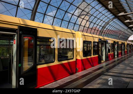 Linea 9 S-Bahn, binario, fermata, binario, stazione Spandau, il municipio di Spandau sullo sfondo, Berlino, Germania Foto Stock