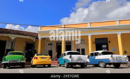 331 Vista posteriore, auto d'epoca americane verdi e blu-bianche -Chevrolet del 1953, 1955, 1956- parcheggiate in Calle Maximo Gomez Street. Sancti Spiritus-Cuba. Foto Stock