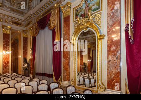 Leopoli, Ucraina - 12 maggio 2024: Interni dell'Opera Nazionale di Leopoli. Sala specchi Foto Stock