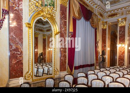 Leopoli, Ucraina - 12 maggio 2024: Interni dell'Opera Nazionale di Leopoli. Sala specchi Foto Stock