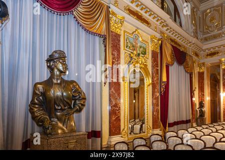 Leopoli, Ucraina - 12 maggio 2024: Interni dell'Opera Nazionale di Leopoli. Sala specchi Foto Stock