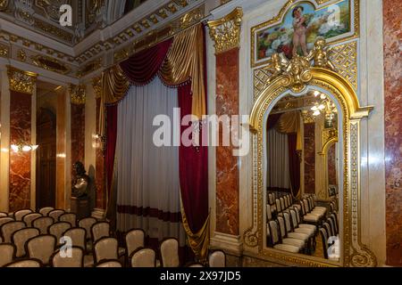 Leopoli, Ucraina - 12 maggio 2024: Interni dell'Opera Nazionale di Leopoli. Sala specchi Foto Stock