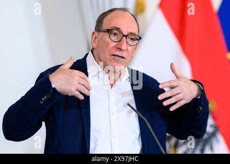 29.05.2024, Wien, AUT, Pressefoyer nach dem Ministerrat der Bundesregierung, im Bild Bundesminister für Soziales Johannes Rauch (Grünen) // Ministro federale per gli affari sociali Johannes Rauch (il partito verde) durante il foyer della stampa dopo il Consiglio dei ministri del governo federale. Vienna, Austria il 2024/05/29. - 20240529 PD10143 Foto Stock