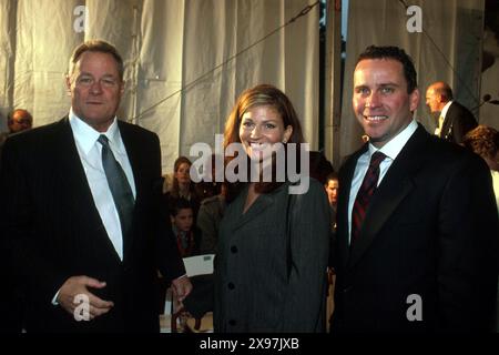 K12336JKEL USO ONORA JOHN WAQYNE CON L'ELICOTTERO STEALTH DUKE. MICHAEL WAYNE. MARISA WAYNE. ETHAN WAYNE.©JAMES M KELLY/ 1998.MICHAELWAYNEOBIT(Credit Image: © James M. Kelly/ZUMA Wire) SOLO PER USO EDITORIALE! Non per USO commerciale! Foto Stock