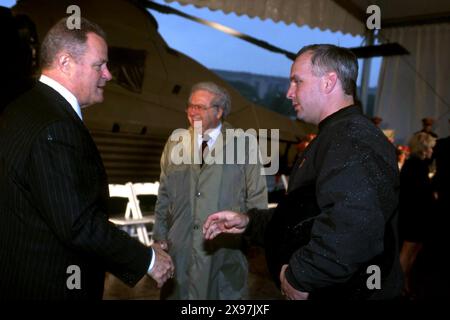 K12336JKEL USO ONORA JOHN WAQYNE CON L'ELICOTTERO STEALTH DUKE. MICHAEL WAYNE. GARTH BROOKS.©JAMES M KELLY/ 1998.MICHAELWAYNEOBIT(Credit Image: © James M. Kelly/ZUMA Wire) SOLO PER USO EDITORIALE! Non per USO commerciale! Foto Stock