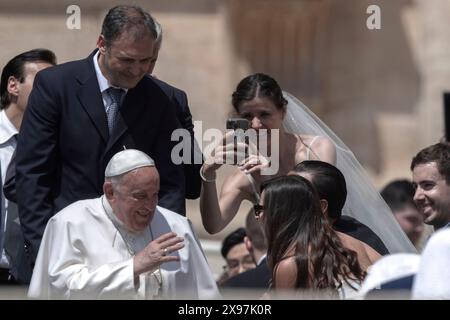 Città del Vaticano, Vaticano, 29 maggio 2024. Papa Francesco durante la sua udienza generale settimanale in Piazza San Pietro in Vaticano. Maria Grazia Picciarella/Alamy Live News Foto Stock