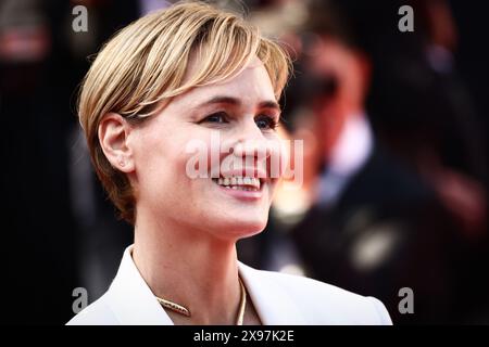 Cannes, Francia. 17 maggio 2024. Judith Godreche partecipa al tappeto rosso " Types of Kindness " alla 77esima edizione del Festival di Cannes al Palais des Festivals il 17 maggio 2024 a Cannes, Francia. (Foto di Beata Zawrzel/NurPhoto) credito: NurPhoto SRL/Alamy Live News Foto Stock