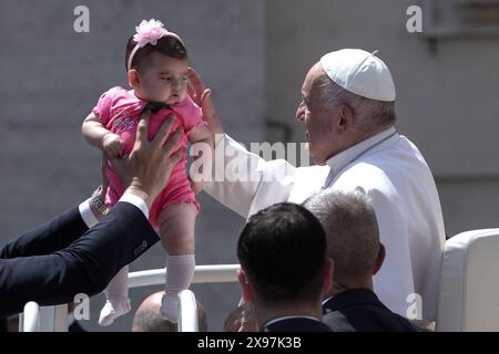 Città del Vaticano, Vaticano, 29 maggio 2024. Papa Francesco durante la sua udienza generale settimanale in Piazza San Pietro in Vaticano. Maria Grazia Picciarella/Alamy Live News Foto Stock