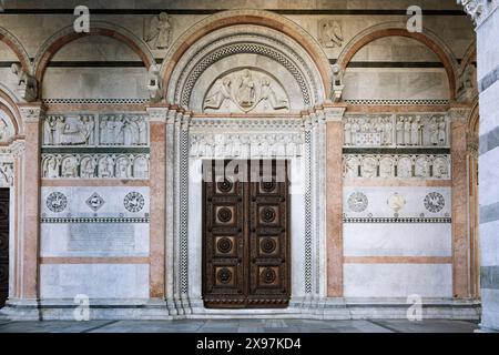 Facciata romanica e porta principale della Cattedrale di San Martino a Lucca, Toscana. Contiene le reliquie più preziose di Lucca, Sacro volto di Lucca: Volto Foto Stock