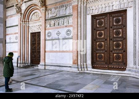 Facciata romanica e porta principale della Cattedrale di San Martino a Lucca, Toscana. Contiene le reliquie più preziose di Lucca, Sacro volto di Lucca: Volto Foto Stock