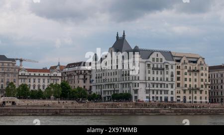 BUDAPEST, UNGHERIA-2023-05-06: L'edificio degli uffici del primo ministro ungherese funge da luogo di lavoro ufficiale e centro amministrativo per la Foto Stock