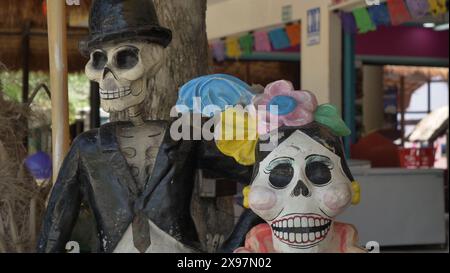 Tulum, Yucatan, Messico. Scheletri all'esterno del negozio di articoli da regalo delle rovine Maya a Tulum. Day of the Dead permette ai messicani di onorare i loro antenati. Foto Stock