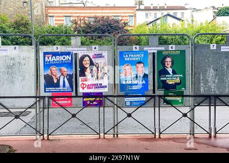 Parigi, Francia. 29 maggio 2024. I manifesti per le elezioni europee del 2024 sono esposti alla stazione degli autobus di Parc St.-Cloud sulle rive della Senna. Le elezioni europee si svolgeranno dal 6 al 9 giugno 2024. Crediti: Frank Molter/dpa/Alamy Live News Foto Stock