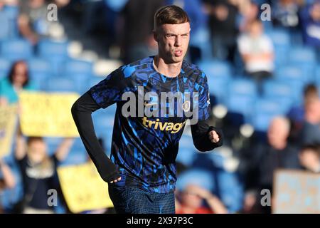 Cole Palmer si scalda per il Chelsea prima della partita contro Brighton e Hove Albion all'AMEX Stadium Foto Stock