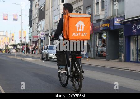 Basta mangiare un corriere in bicicletta a Brighton Foto Stock