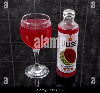 Istanbul, Turkiye 27 Şubat 2023 ; JussFruit Juice, Watermelon fragola aromatizzata drink semi di basilico. Bevanda alla fragola dell'anguria con semi di basilico. Foto Stock