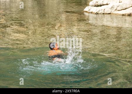 Haft Kul, Tagikistan, 21 agosto 2023: Nuoto dei bambini nei sette Laghi Foto Stock