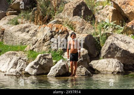 Haft Kul, Tagikistan, 21 agosto 2023: Nuoto dei bambini nei sette Laghi Foto Stock