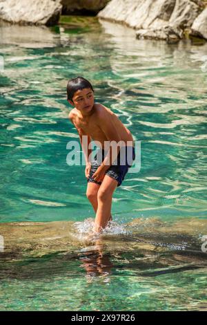 Haft Kul, Tagikistan, 21 agosto 2023: Nuoto dei bambini nei sette Laghi Foto Stock