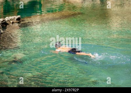 Haft Kul, Tagikistan, 21 agosto 2023: Nuoto dei bambini nei sette Laghi Foto Stock