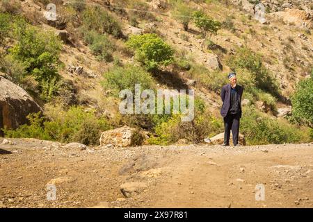 Haft Kul, Tagikistan, 21 agosto 2023: Imam locale a piedi nelle montagne fan Foto Stock