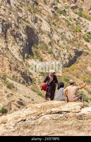 Haft Kul, Tagikistan, 21 agosto 2023: Escursioni in famiglia nelle montagne fan Foto Stock