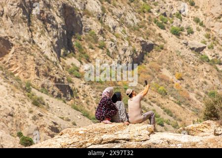 Haft Kul, Tagikistan, 21 agosto 2023: Escursioni in famiglia nelle montagne fan Foto Stock