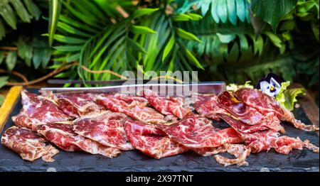 Una porzione del prosciutto stagionato iberico della migliore qualità Foto Stock