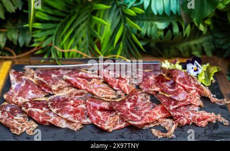 Una porzione del prosciutto stagionato iberico della migliore qualità Foto Stock