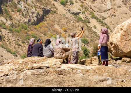 Haft Kul, Tagikistan, 21 agosto 2023: Escursioni in famiglia nelle montagne fan Foto Stock