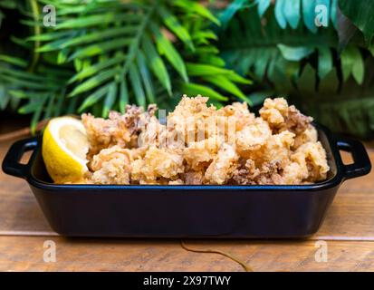 Tipica porzione spagnola di calamari fritti Foto Stock